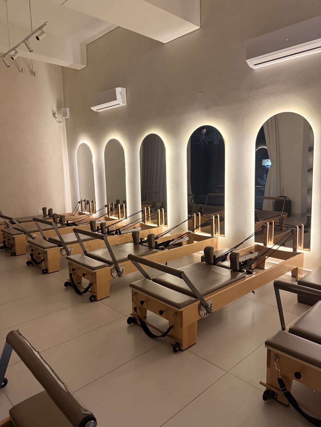 Sala de reformers de San Jerónimo con arcos retroiluminados