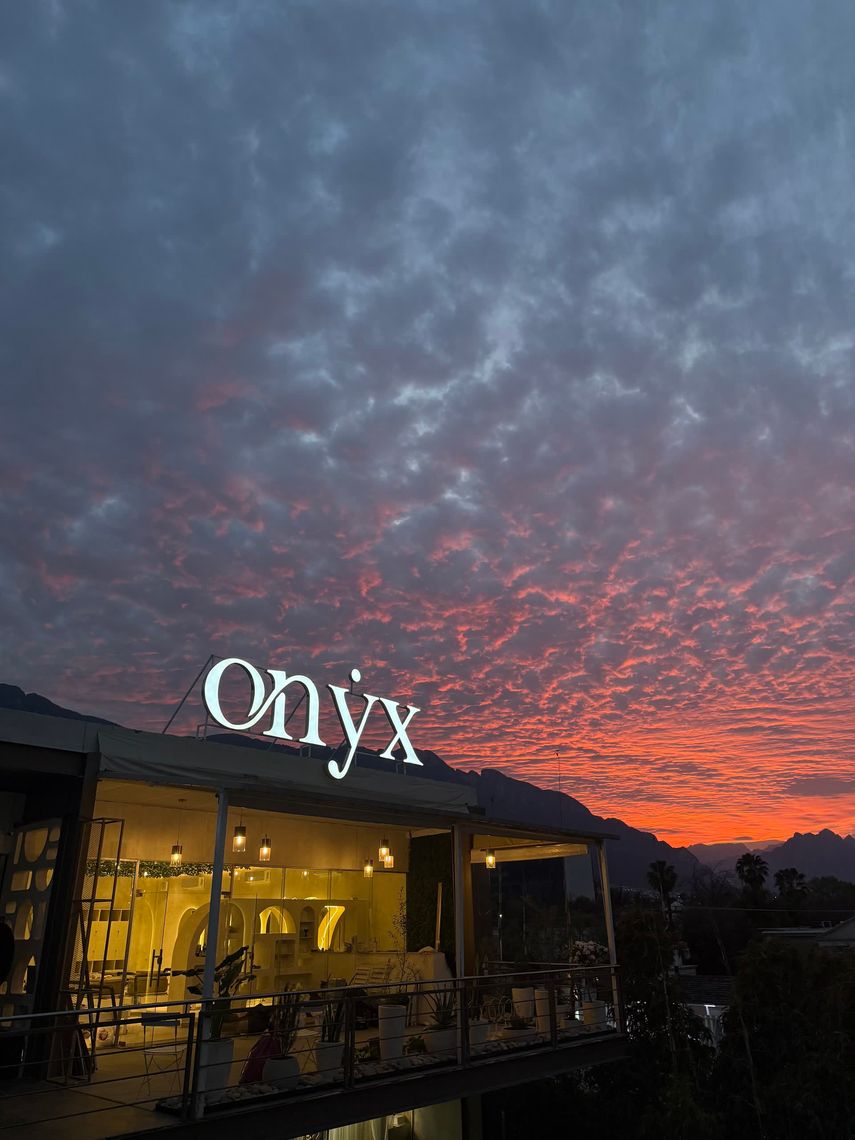 Letrero de Onyx contra el cielo del atardecer